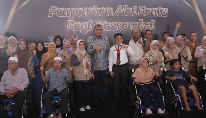 Rudy Susmanto Berikan Ratusan Kursi Roda Untuk Disabilitas