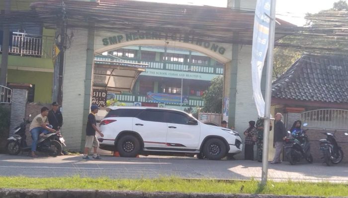 Oknum Ormas Tutup Akses Pintu SMPN 1 Cibinong Lantaran Kesal Anaknya Tak Diterima