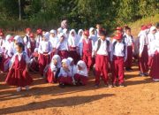 Pilu ! Puluhan Siswa SDN 1 Babakan Talang Belajar di Lapangan