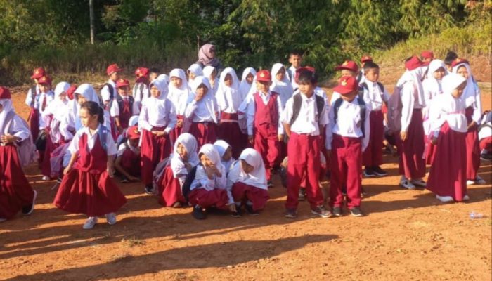 Pilu ! Puluhan Siswa SDN 1 Babakan Talang Belajar di Lapangan