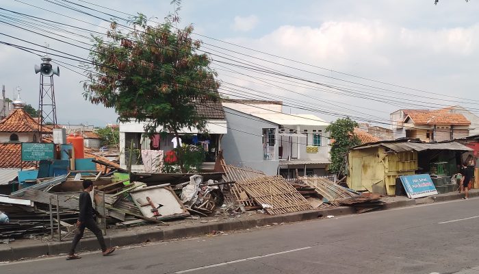 Rusak Estitika Kota, Satpol PP Kabupaten Sumedang Bongkar Bangunan Kios Liar 