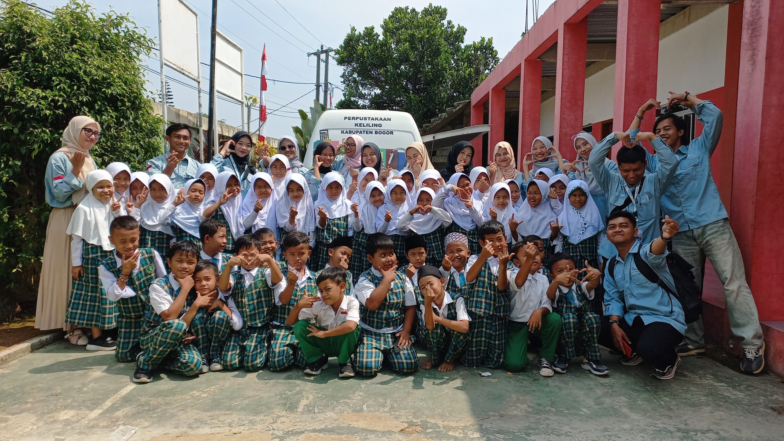 KKN 18 UIKA Bogor Adakan Perpustakaan Keliling, Ini Tujuannya !