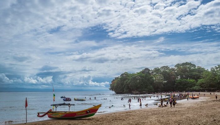 Pesona Pantai Batu Karas, Wisata Olahraga Air Yang Menawan 