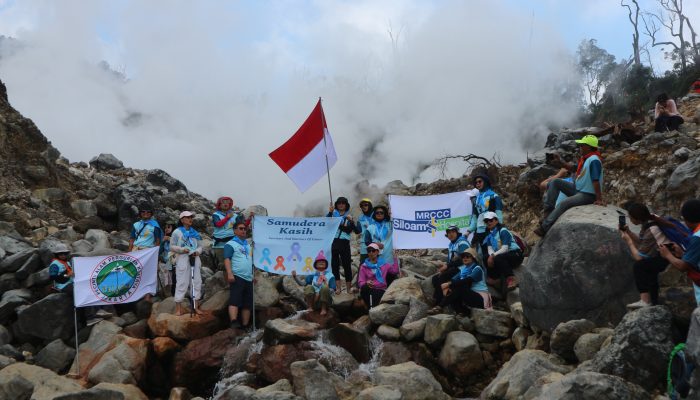 MRCCC Siloam Semanggi dan Samudera Kasih Gelar Hiking di Gunung Halimun Salak 