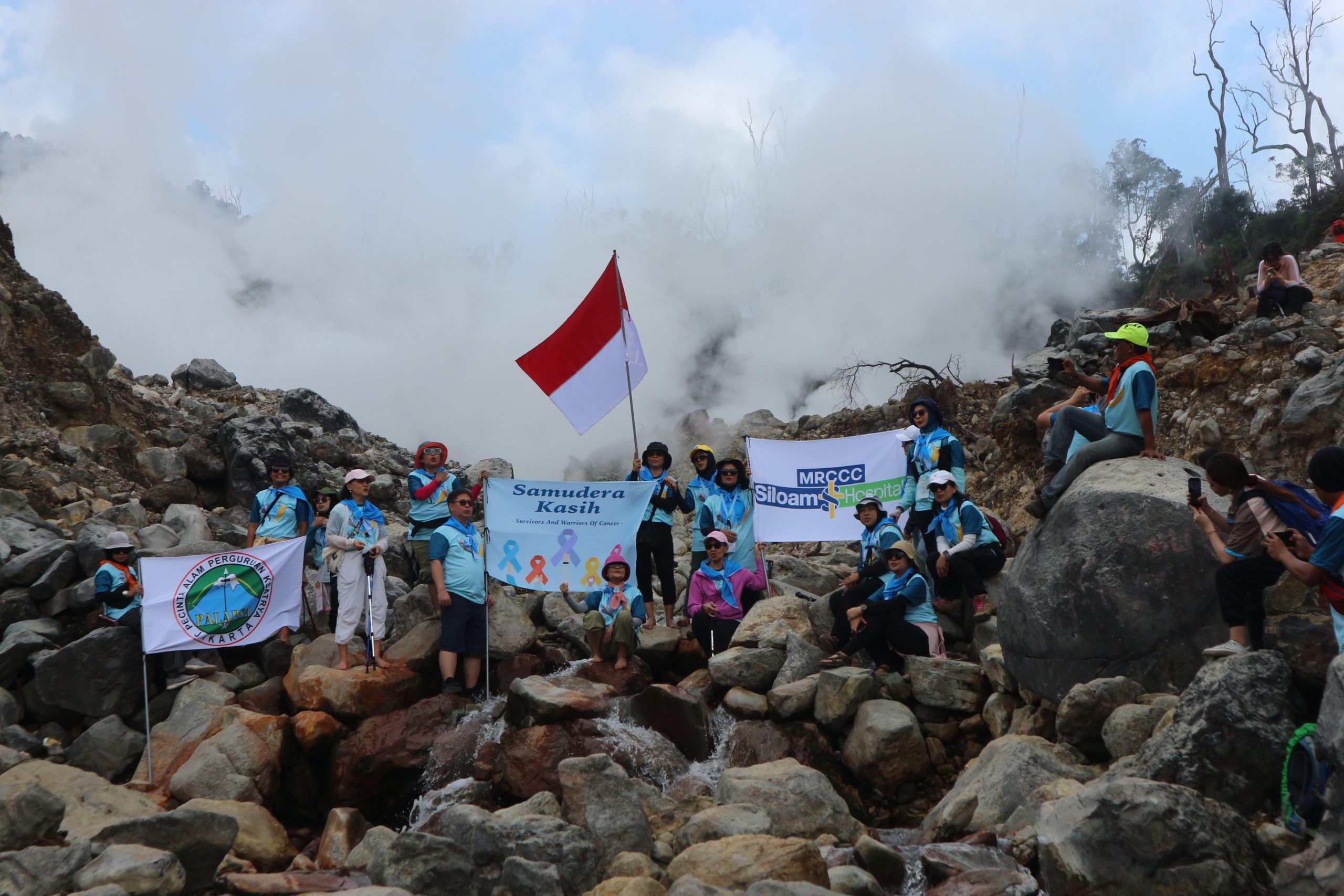 MRCCC Siloam Semanggi dan Samudera Kasih Gelar Hiking di Gunung Halimun Salak 