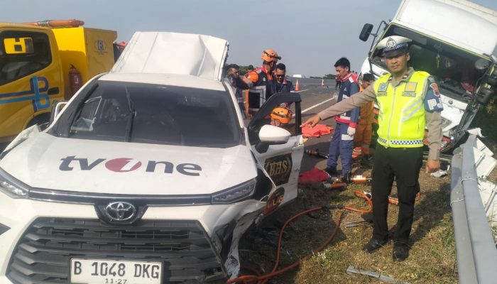 Kecelakaan Maut di Tol Pemalang, Mobil TV One Ringsek, Tiga Orang Tewas 