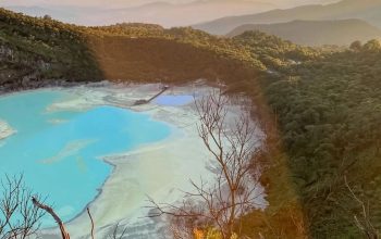 Pesona Kawah Putih Bandung: Destinasi Wisata yang Menyihir Mata