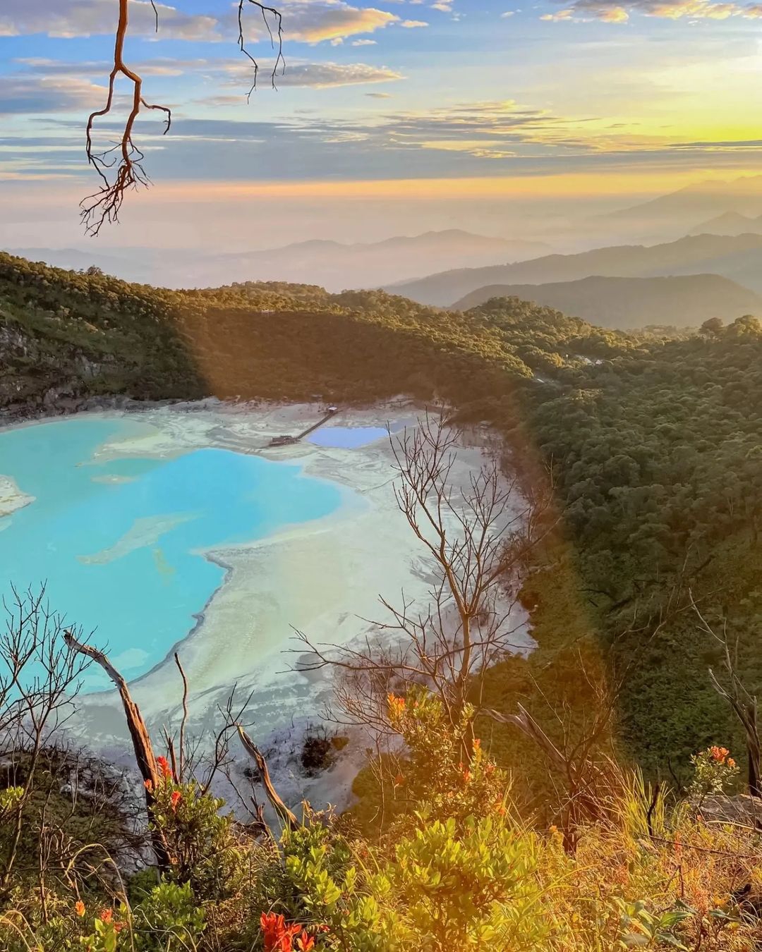 Pesona Kawah Putih Bandung: Destinasi Wisata yang Menyihir Mata