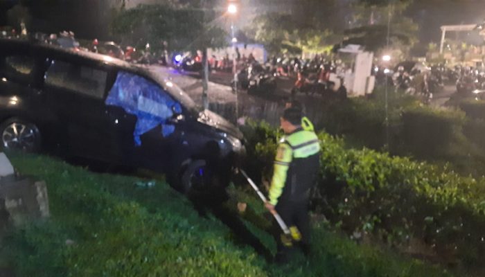 Toyota Calya Tabrak Pedagang dan Pengendara di Puncak, Tiga Orang Luka 