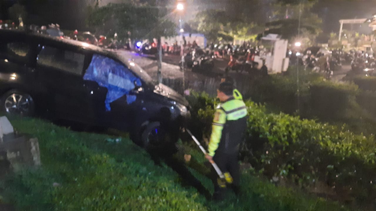 Toyota Calya Tabrak Pedagang dan Pengendara di Puncak, Tiga Orang Luka