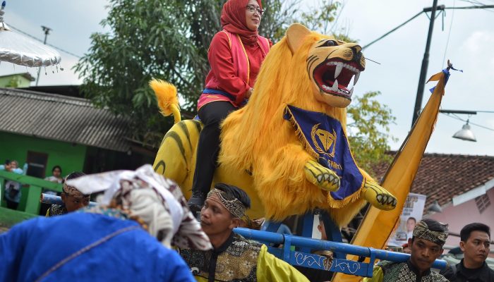 Hadiri Pagelaran Benjang dan Wayang Golek, Pelestarian Seni dan Budaya Sunda Jadi Komitmen Yena Ma’soem