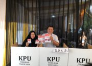 Cabup Bogor Rudy Susmanto Bersama Istri Nyoblos di TPS 003 Pakansari 