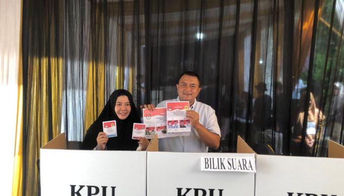 Cabup Bogor Rudy Susmanto Bersama Istri Nyoblos di TPS 003 Pakansari 