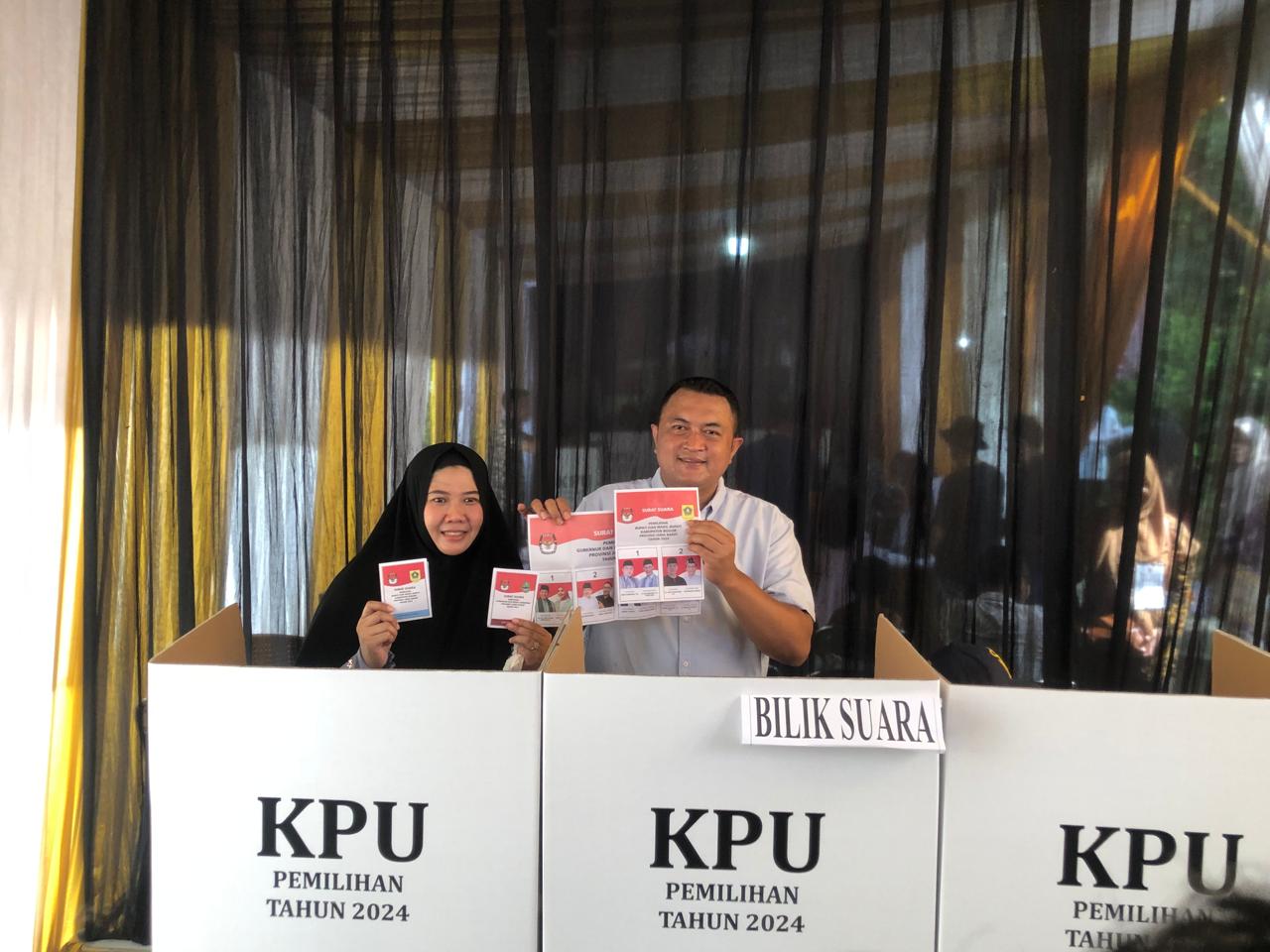 Cabup Bogor Rudy Susmanto Bersama Istri Nyoblos di TPS 003 Pakansari 