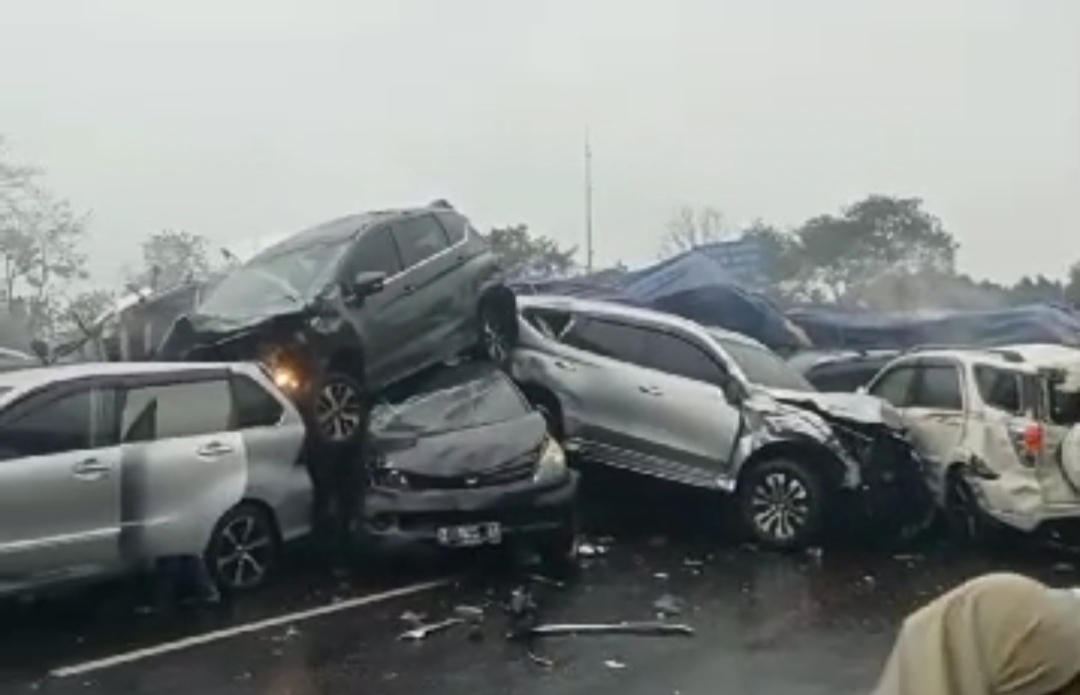 Polisi : 17 Kendaraan Terlibat Tabrakan di Tol Cipularang KM 92, Satu Orang Tewas