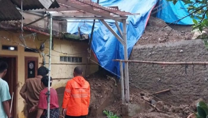 TPT di Cigombong Ambruk, Timpa Satu Rumah Beserta Orang di Dalamnya 