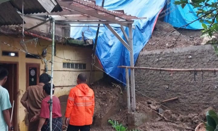 TPT di Cigombong Ambruk, Timpa Satu Rumah Beserta Orang di Dalamnya