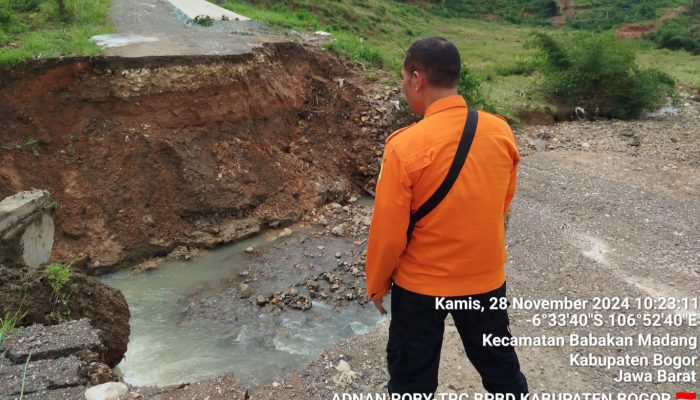 Akses Jalan Puncak II Bogor Amblas, Pengendara Tak Bisa Melintas 