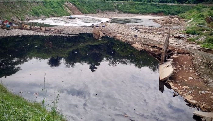 Sungai Cipicung Tercemar Air Lindi TPA Sarimukti, Warga Desak Pemprov Jabar Bergerak