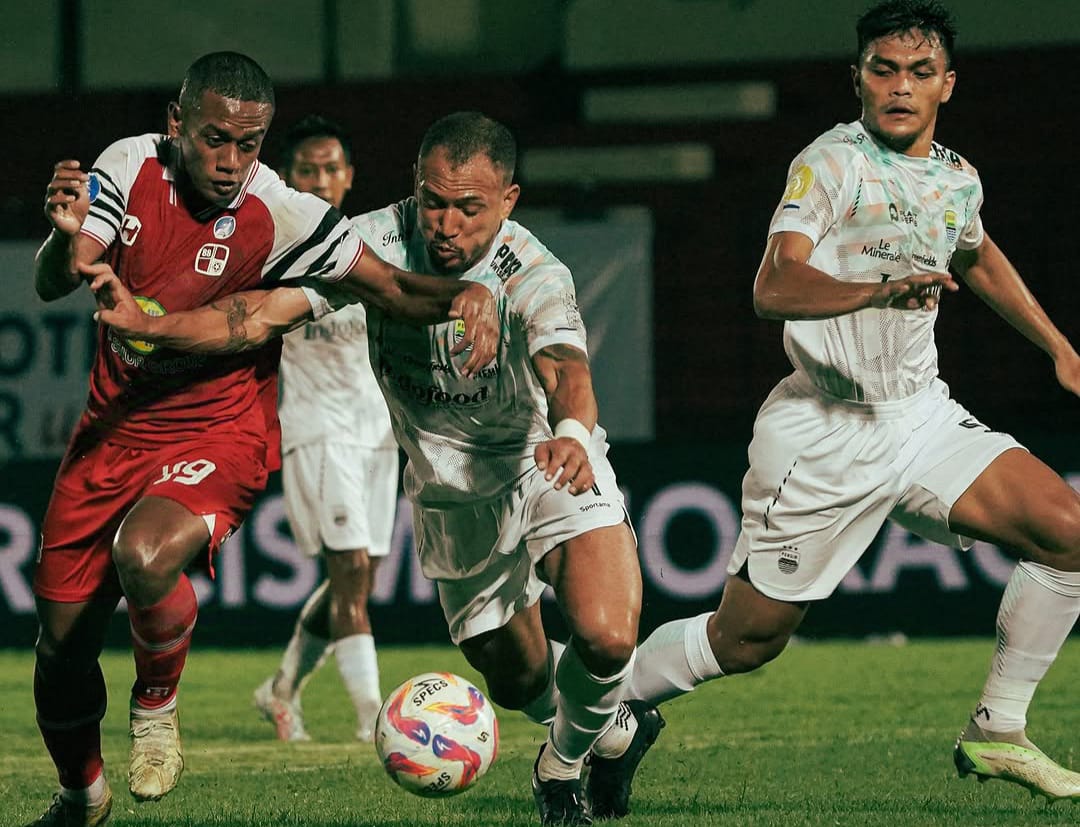 Persib Bandung masih mempertahankan trend positifnya di BRI Liga 1 usai kalahkan Barito Putera di kandangnya dengan skor 2-1.