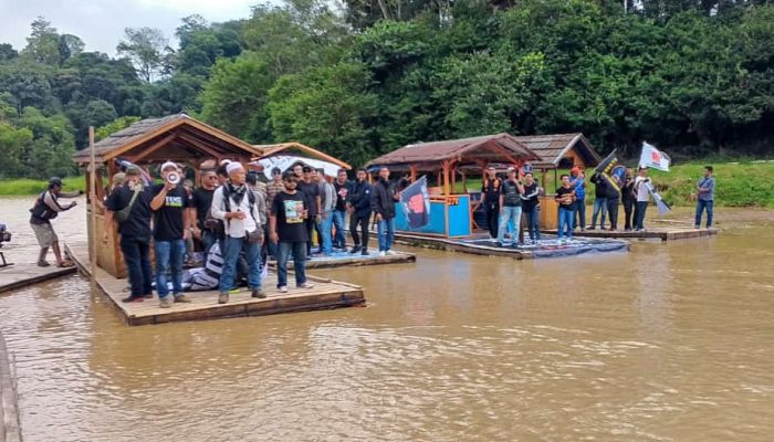 Danau Lido Mulai Dangkal, Ratusan Warga dan Aktivis Gelar Aksi Unjuk Rasa