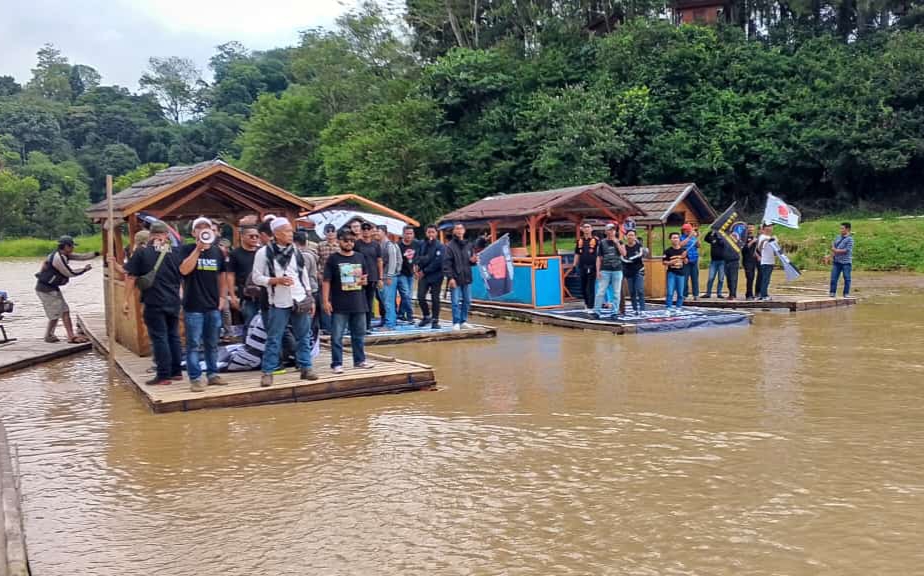 Danau Lido Mulai Dangkal, Ratusan Warga dan Aktivis Gelar Aksi Unjuk Rasa