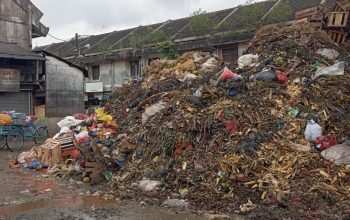 Pemrov Jabar Bakal Tambah Kuota Pengangkutan, Imbas Sampah Menumpuk di Pasar Caringin