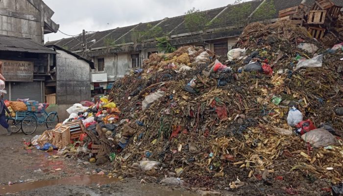 Pemprov Jabar Bakal Tambah Kuota Pengangkutan, Imbas Sampah Menumpuk di Pasar Caringin