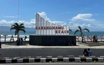 Menikmati Keindahan Pantai Karanghawu, Permata Tersembunyi di Sukabumi