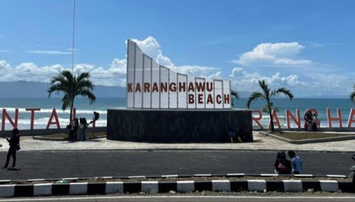 Menikmati Keindahan Pantai Karanghawu, Permata Tersembunyi di Sukabumi