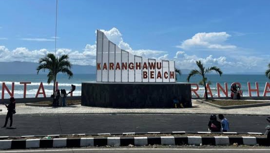 Menikmati Keindahan Pantai Karanghawu, Permata Tersembunyi di Sukabumi