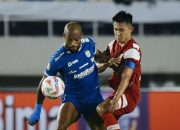 Taklukan Persis Solo di Kandang, Persib Bandung Rayakan Tahun Baru di Puncak