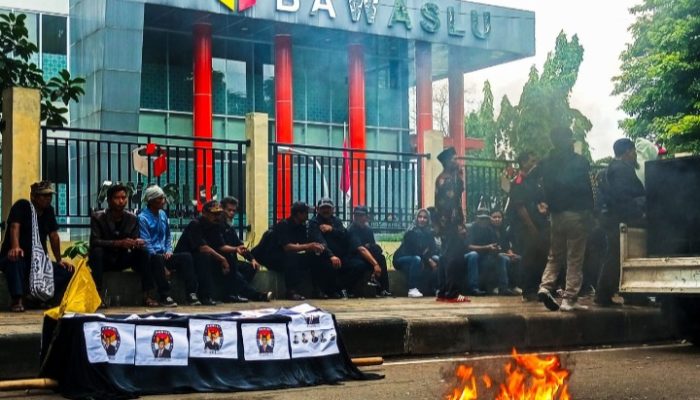 Banyak Kejanggalan di Pilkada 2024, Ratusan Massa Geruduk Kantor Bawaslu dan KPU Kabupaten Bogor