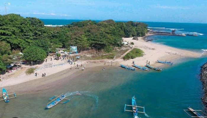 Mito dan Magis Pantai Santolo, Benarkah Ada Larangan Memakai Warna Hijau?