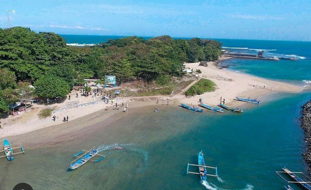 Mito dan Magis Pantai Santolo, Benarkah Ada Larangan Memakai Warna Hijau?