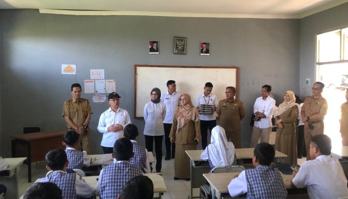 Wamendikdasmen Terharu Liat Senyum Ceria Siswa Nikmati Makan Bergizi Gratis 