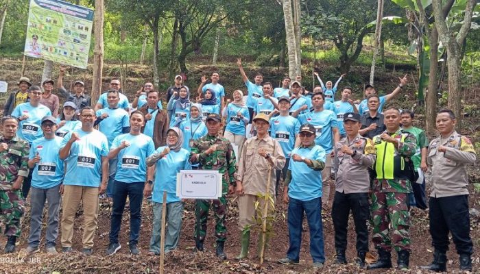 PT TFJ Tenjolaya Berkolaborasi dengan DLH Kabupaten Bandung, Tanam 2.200 Pohon dan Lepas Bibit Ikan Nila