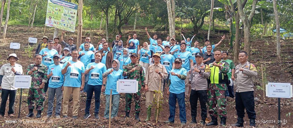 PT TFJ Tenjolaya Berkolaborasi dengan DLH Kabupaten Bandung, Tanam 2.200 Pohon dan Lepas Bibit Ikan Nila