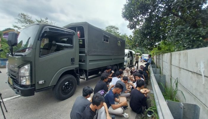 Wisatawan Ini Bawa Bekal Agar Tidak Kelaparan Saat Terjebak Macet di Puncak 