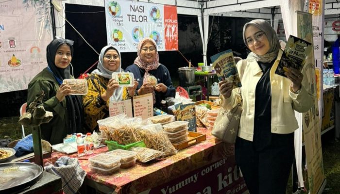 Anggota DPRD Bogor, Nurunnisa Setiawan  Belanja Produk UMKM di Puncak Fest 