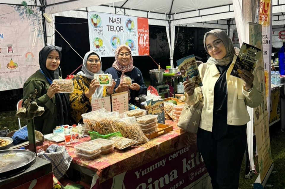 Anggota DPRD Bogor, Nurunnisa Setiawan Belanja Produk UMKM di Puncak Fest