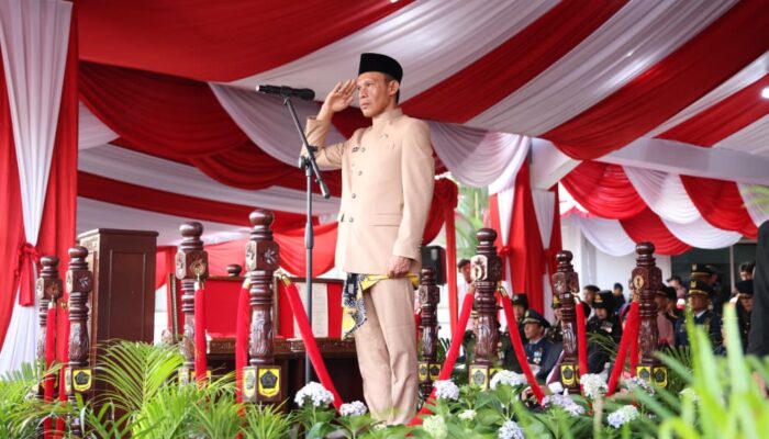 Jaro Ade Pimpin Upacara Penurunan Bendera Merah Putih