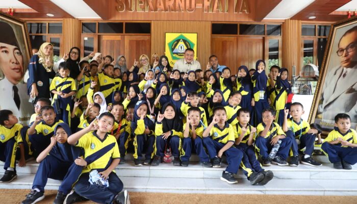 Bupati Bogor Terima Kunjungan Edukatif Siswa SDN Citeureup 02 di Pendopo