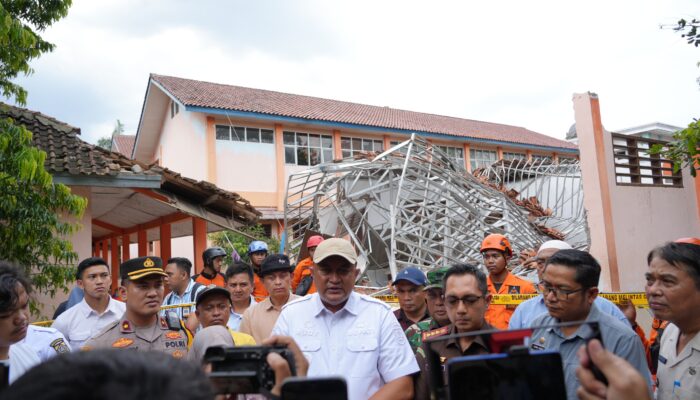 Bupati Bogor Tinjau Lokasi Runtuhnya Atap SMKN 1 Gunung Putri, Pastikan Kegiatan Belajar Mengajar Tetap Aman