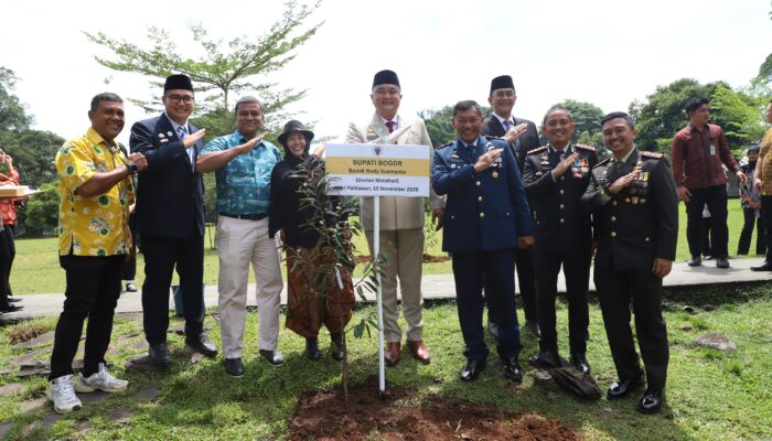 Bupati Bogor Lakukan Penanaman Pohon di Istana Kepresidenan Bogor, Semarakkan Hari Pahlawan 2025