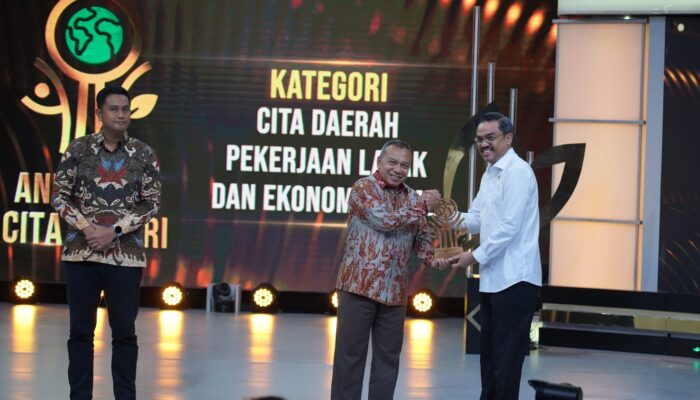 Bupati Bogor Dianugerahi Penghargaan Cita Daerah atas Komitmen Membangun Pekerjaan Layak dan Ekonomi Lokal