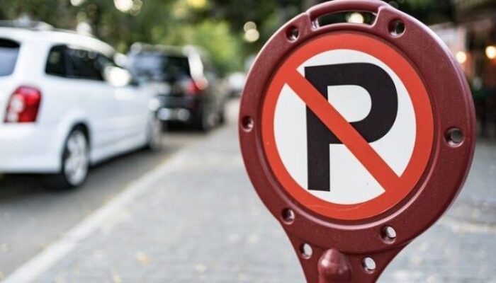 Parkir Sembarangan di Jalan Umum Bisa Dipidana, Ini Aturan dan Sanksinya!