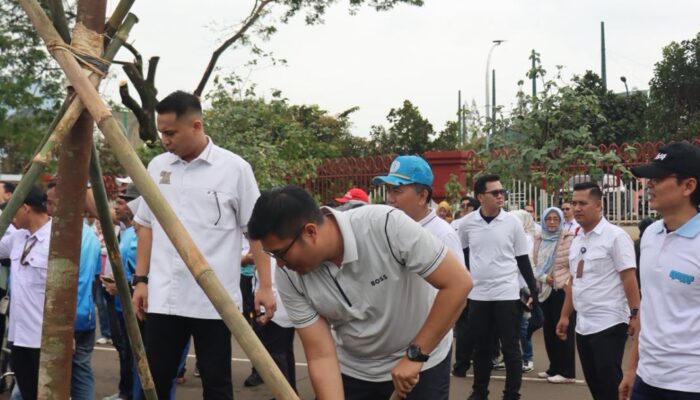 Sastra Winara Dukung Penanaman 1000 Pohon di Gelora Pakansari