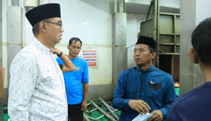 Sekda Ajat Tinjau Langsung Pemotongan Hewan Kurban di RPH Cibinong