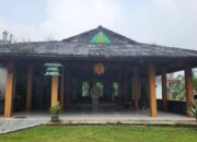 Sederhana, DPRD Kabupaten Bogor Gelar Paripurna di Malasari dengan Meja-Bangku SD